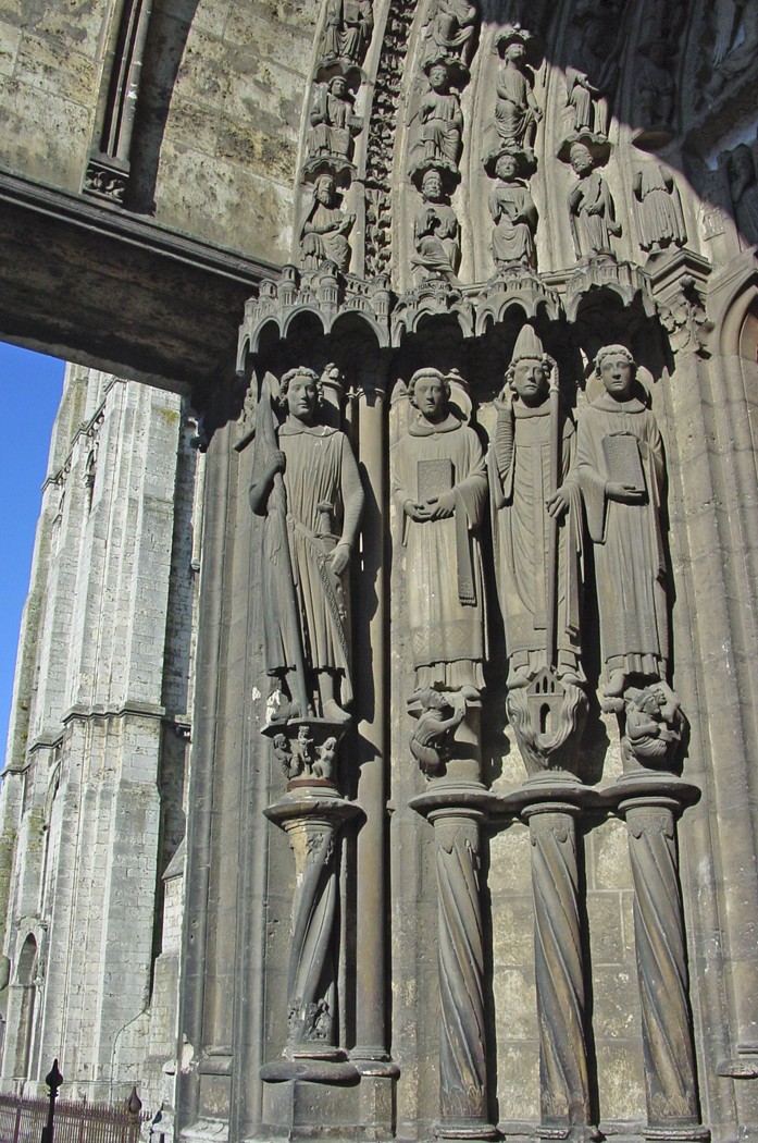 Figure 10-9: The south portal statues have a much more realistic look than the older jamb statues on the royal, or west, portal.